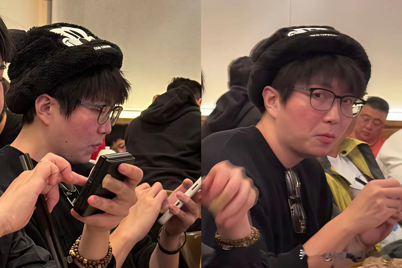 毛不易吃饭也要玩手机，太可爱了，怎么保持一直好像一个学生一样，毛不易这脸红彤彤的