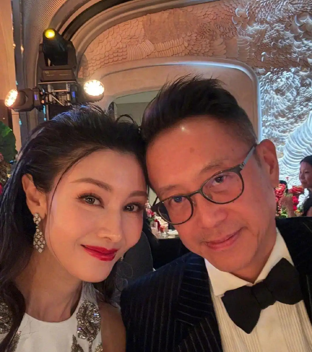 李嘉欣15岁儿子彻底长开了，身材又高又壮看着能有一米八，斯文帅气模样真像爸爸许晋