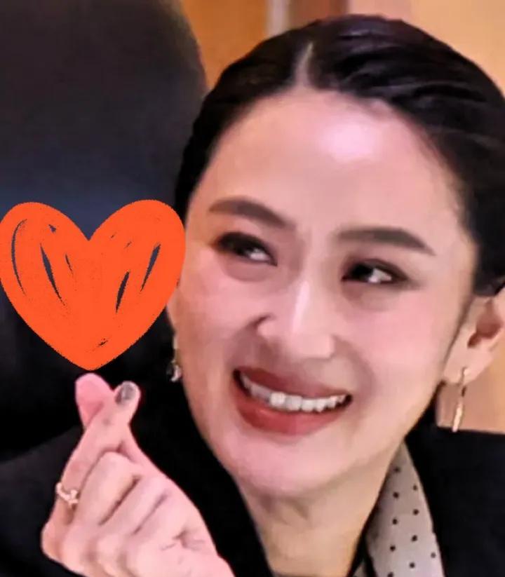 网友说去泰国旅游，居然在泰国的街头遇到了总理佩通坦。[鼓掌][鼓掌][小鼓