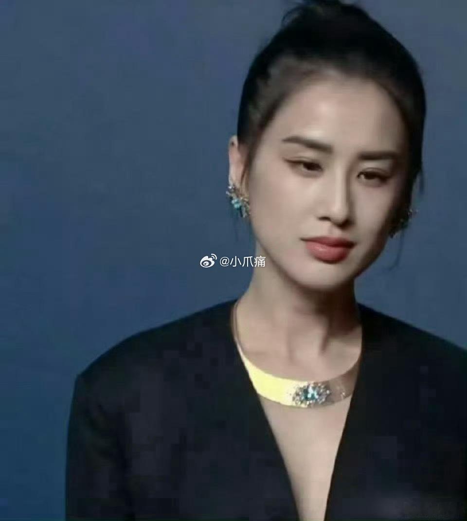 事实证明，真正抗老的是长脸，而不是圆脸。看黄圣依这脸型和骨相，都没有法令纹。