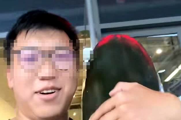 香港一男子为给女儿降暑，专门从深圳买一个冬瓜抱到香港。当男子把冬瓜和女儿