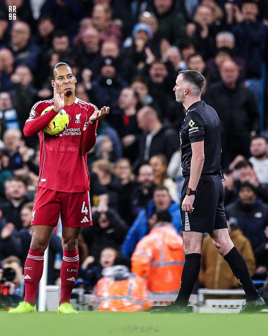 主裁判判罚点球之后，范戴克边鼓掌边做鬼脸[笑着哭]他并没有吃牌。不过利物浦球迷