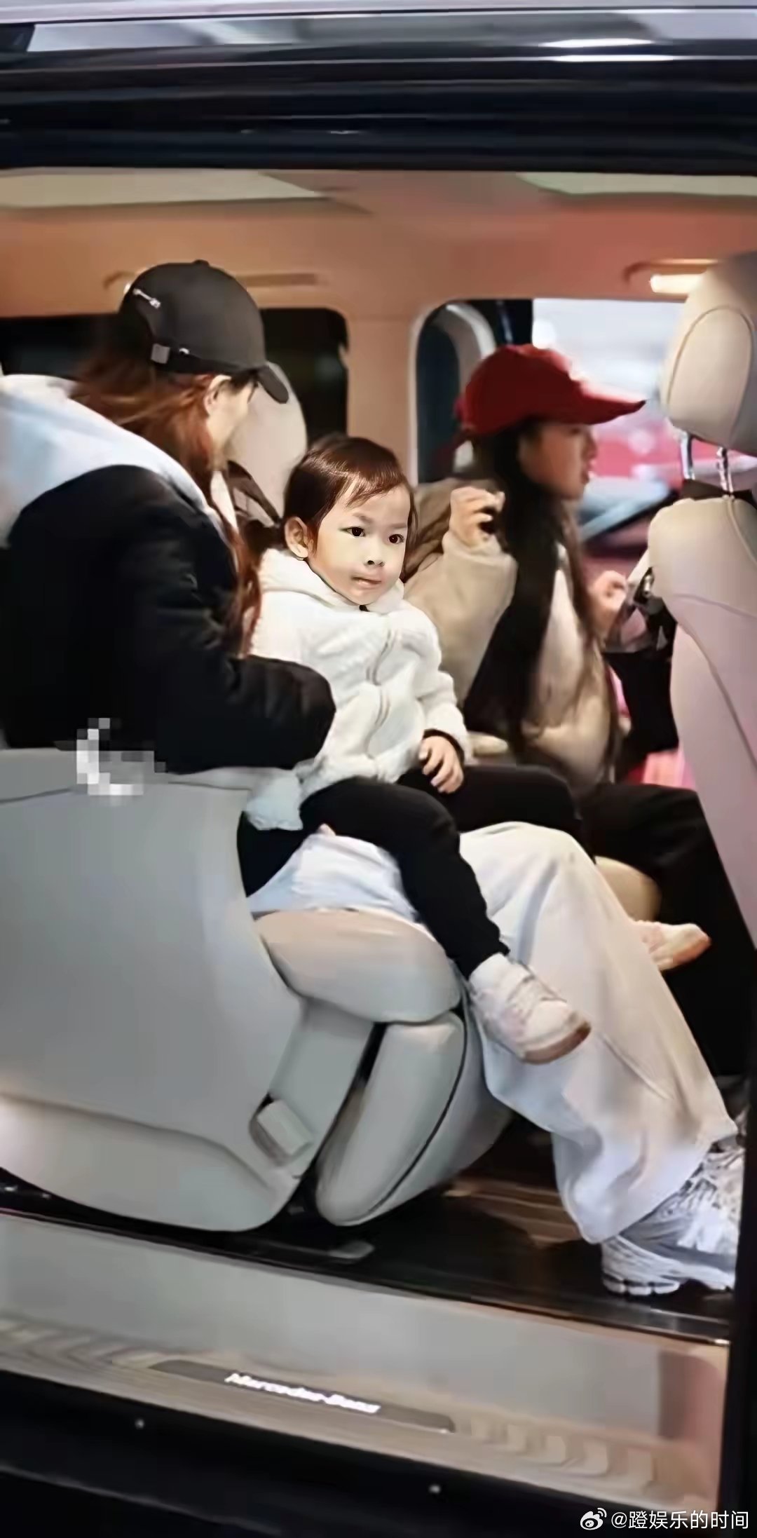 聂远命太好了，二胎女儿露正脸比天天还漂亮，大眼睛真萌……聂天天已经是颜值天花板了