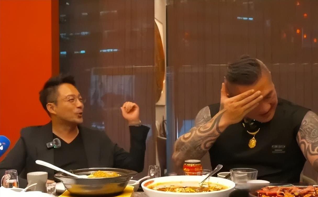 大家发现没？汪小菲暴露本性了，就因为他说了这3个词：脚踏车、在地的、咱们大陆