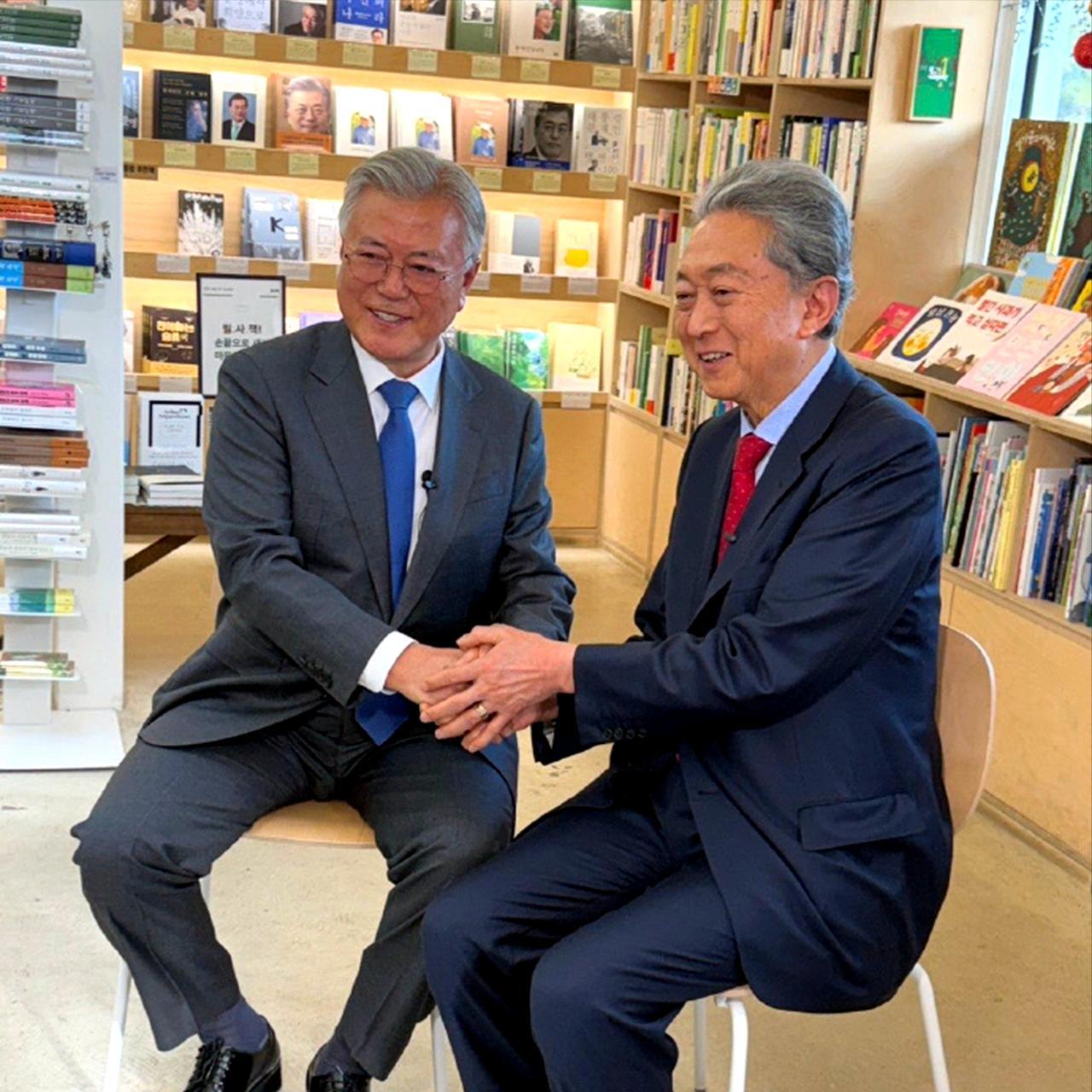 日本前首相鸠山由纪夫去拜访韩国前总统文在寅了鸠山由纪夫拜访完文在寅之后，还在自