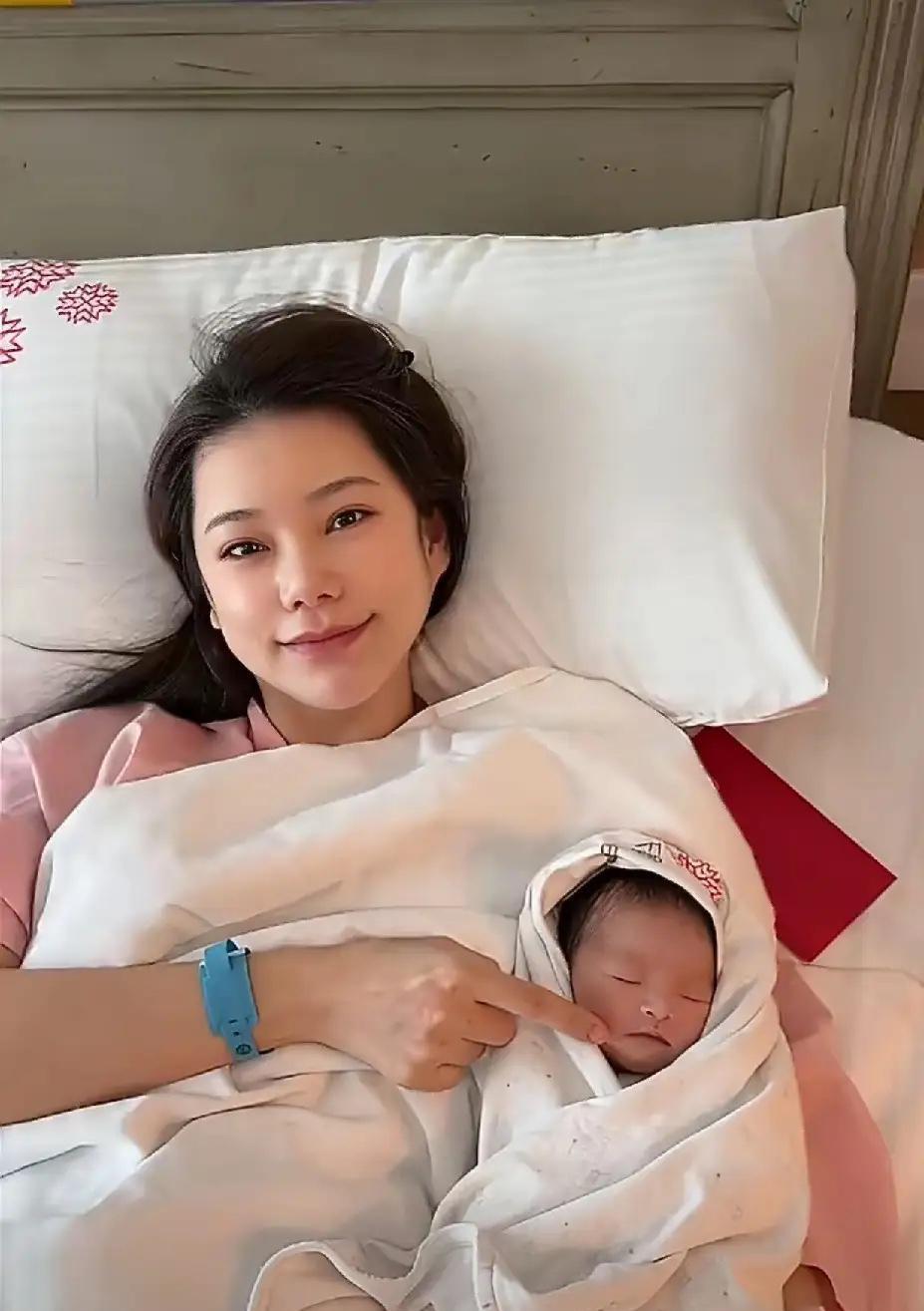 汪小菲的手曾经摔碎过杯子，现在却轻轻托着新生儿小七宝的头。你记得他上次热搜是因