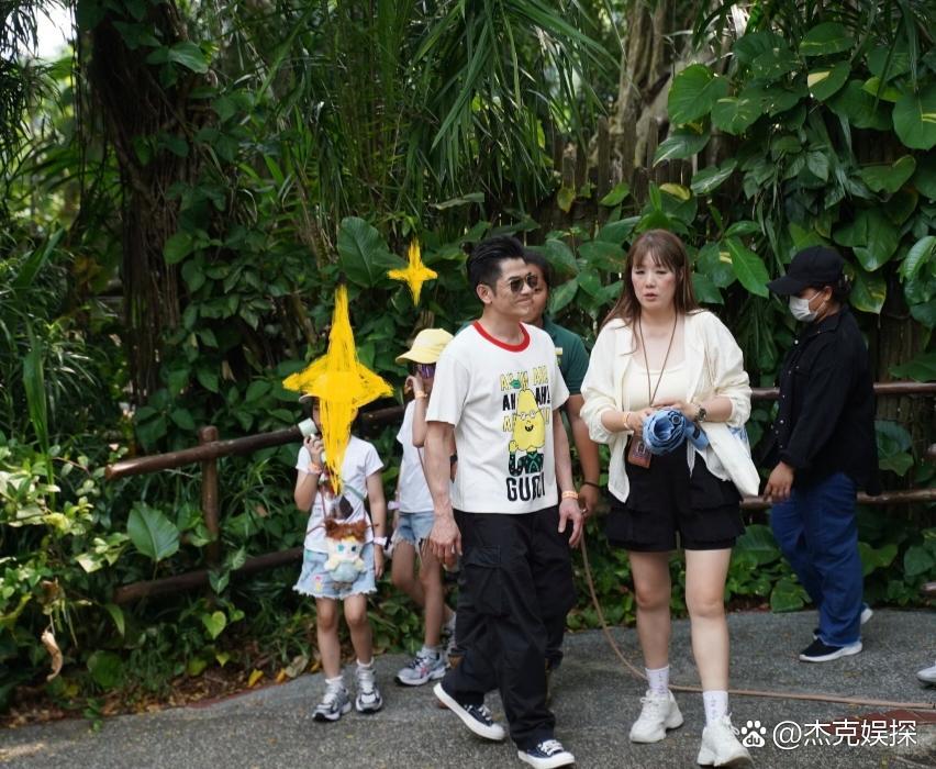 新加坡动物园路透，郭富城全家低调出游，方媛白裙氛围感拉满，气质好惊艳