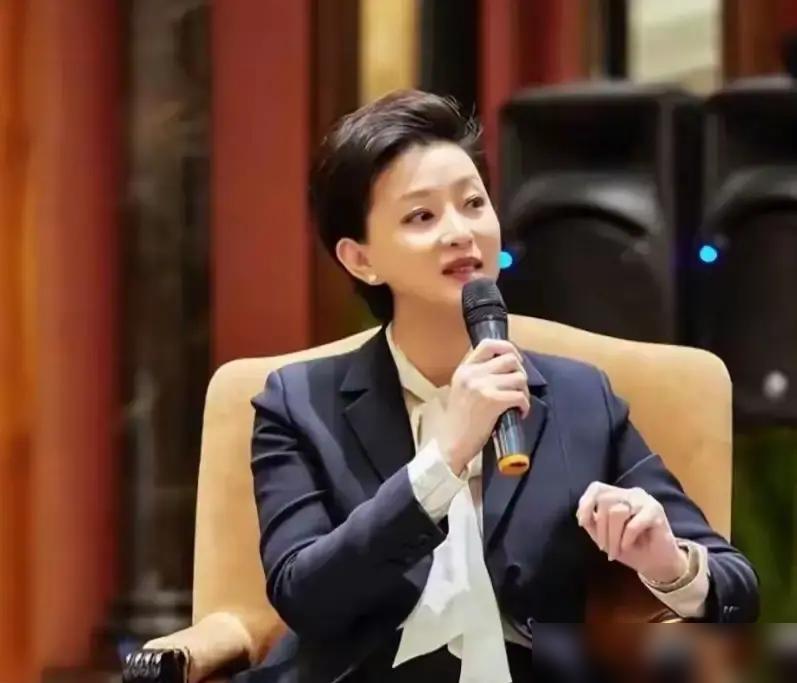 杨澜前夫张一兵，又被翻出来了。在中国银行干了30年，副行长，拿了个三十年勤勉