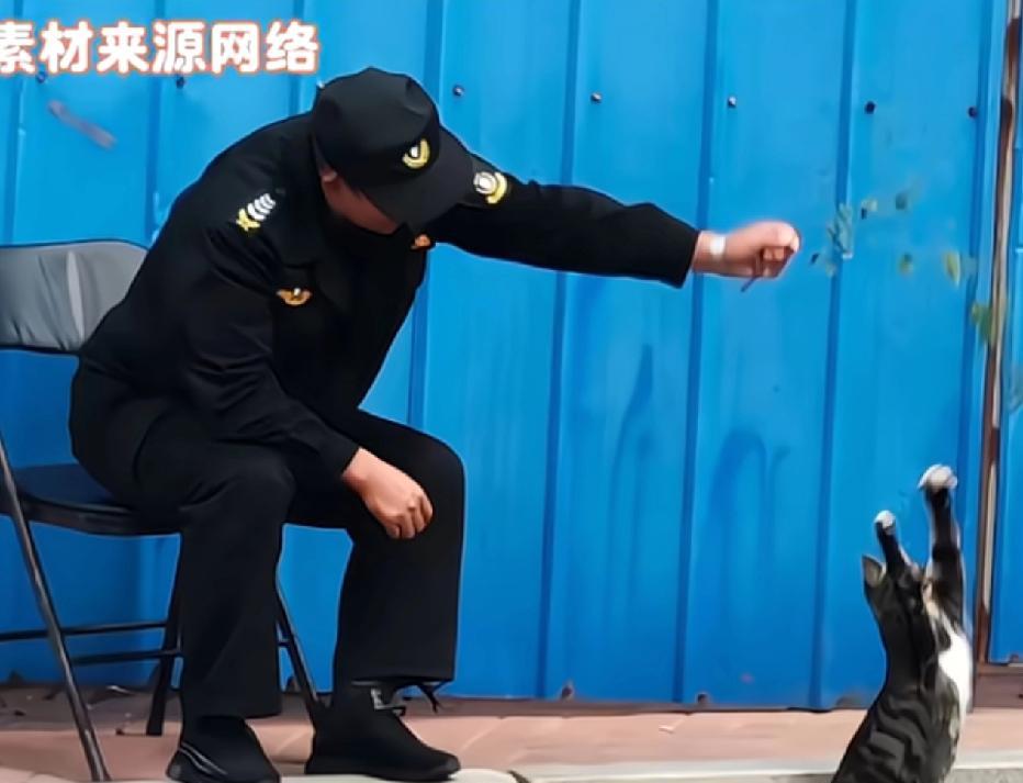 咱们单位的保安师傅走了，是因为癌症。他没钱医治，也没把病情告诉家里人。每天他依旧