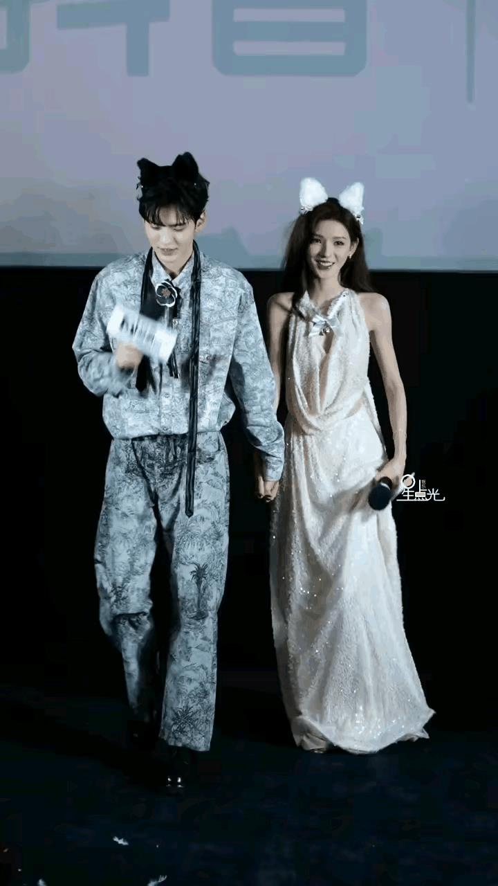 两个演员为电视剧做宣传，一出场，还没走两步，女演员就主动拥抱男演员，男演员还有点