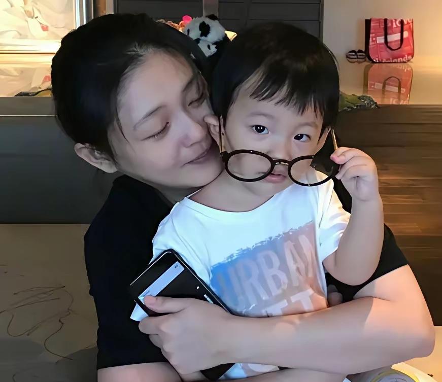 人可以伪装笑容、修饰情绪，却藏不住刻在骨子里的肢体状态。镜头可以精修美颜，刻意营
