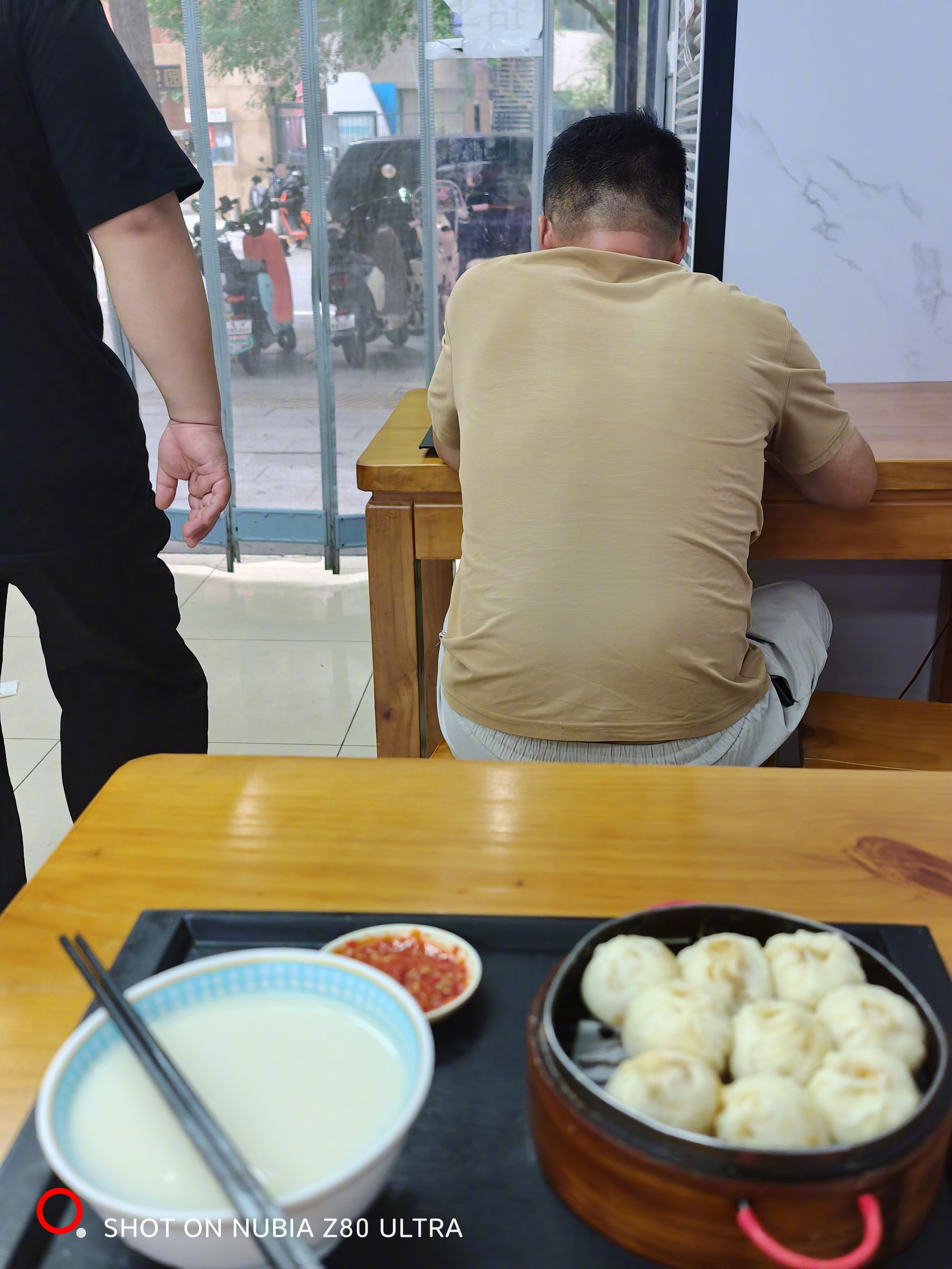 周末如果起早了，去楼下小铺吃早餐，是非常享受的事情。或者油条豆浆，或者像今天这样
