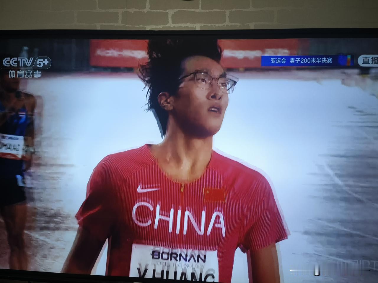 施君豪200米退赛，说是为了保男子4x100米接力；朱俊颖200米退赛，也说是