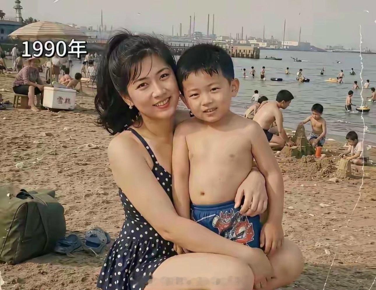一张时隔30年的母子合影，妈妈一如既往的美，儿子变化好大