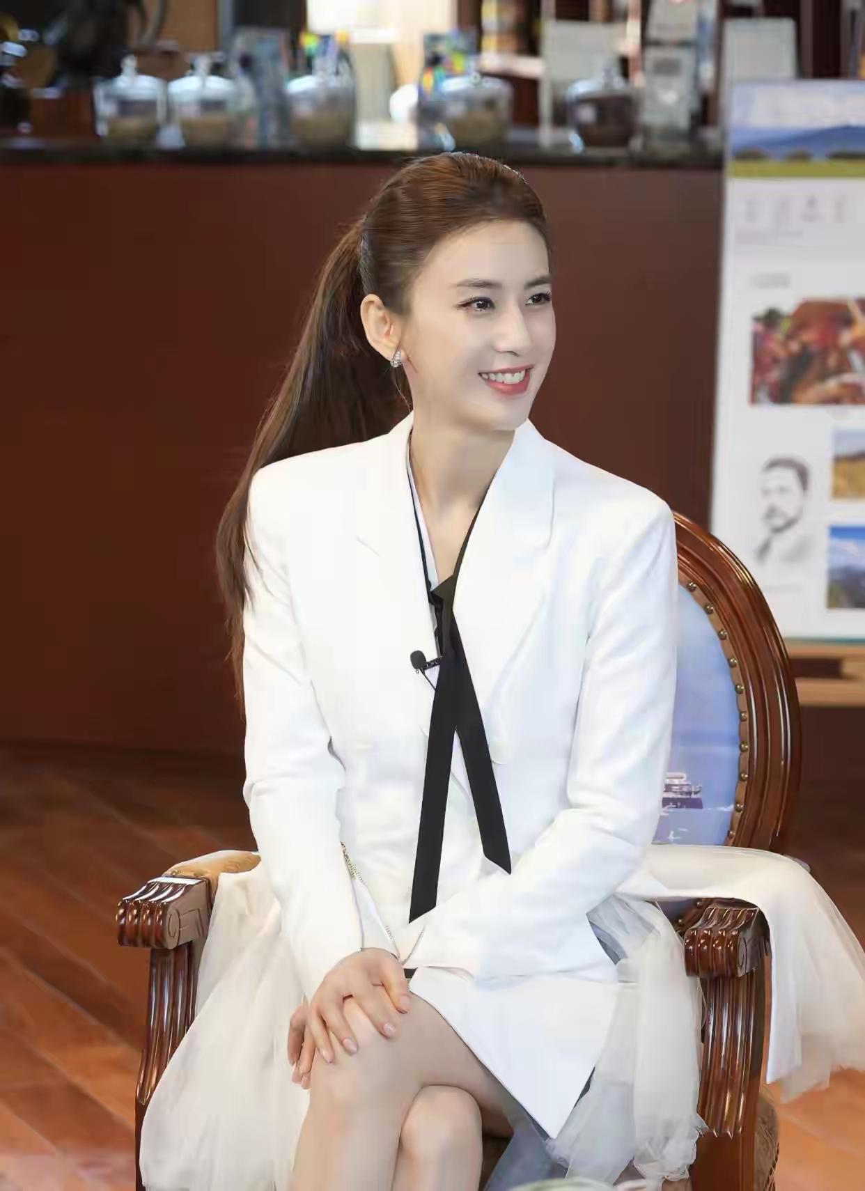 不像离过婚的黄圣依，她还会不会找新男朋友？生过孩子的她还这么年轻漂亮，怎么可能甘