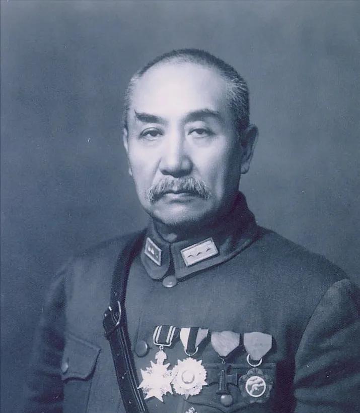 1992年，阎锡山的小儿子回到山西忻州，在老宅门口老泪纵横。然而就在他抬脚准备回