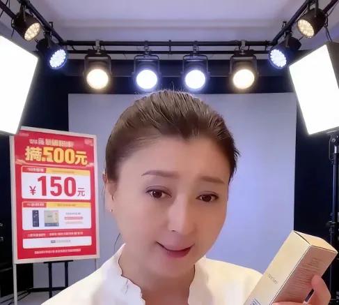 闫学晶昨晚开播了，满屏弹幕骂声一片她却完全不受影响，一门心思卖29.9的洗衣液