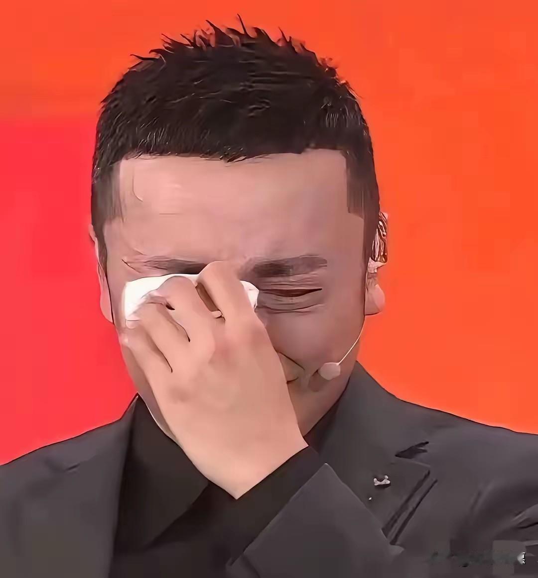 谁能想到，春晚那个永远笑眯眯的小尼，背地里是个“远程盯梢狂魔”？他在新疆
