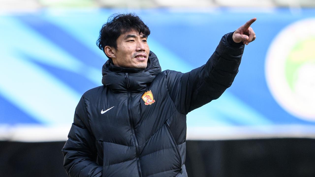 郑智执掌青岛西海岸！恒大系引援引热议，实力派老将加盟