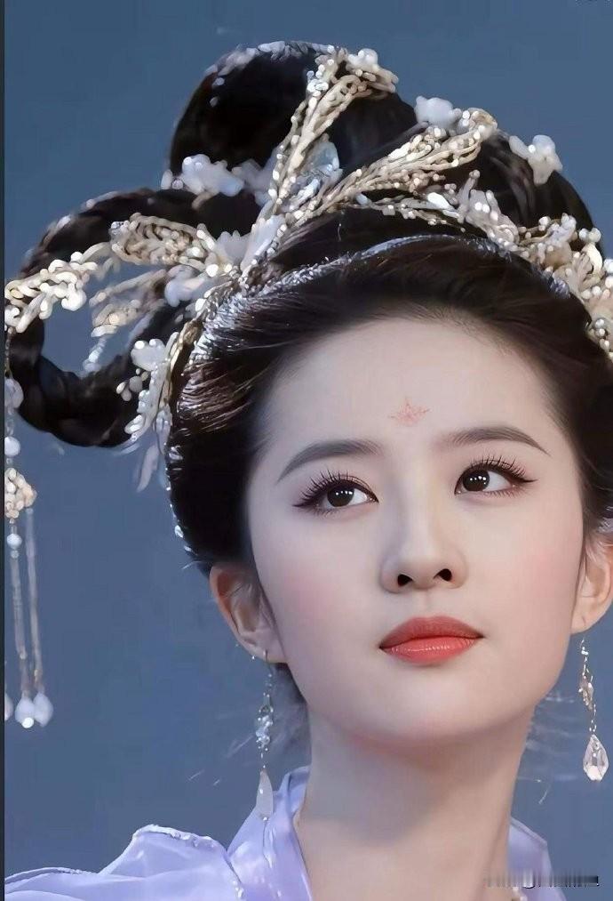 两代嫦娥，神仙斗美！左图，2025中秋晚会刘亦菲版嫦娥，淡紫纱裙配玉兔，高清镜头