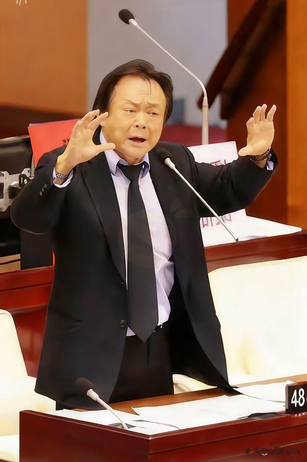 一觉醒来岛内彻底吵翻了！王世坚在岛内引发热议，他公