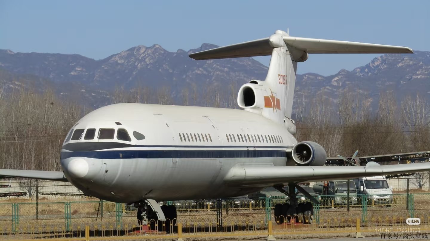 “三叉戟”飞机（HawkerSiddeleyTrident）是英国霍克·西德