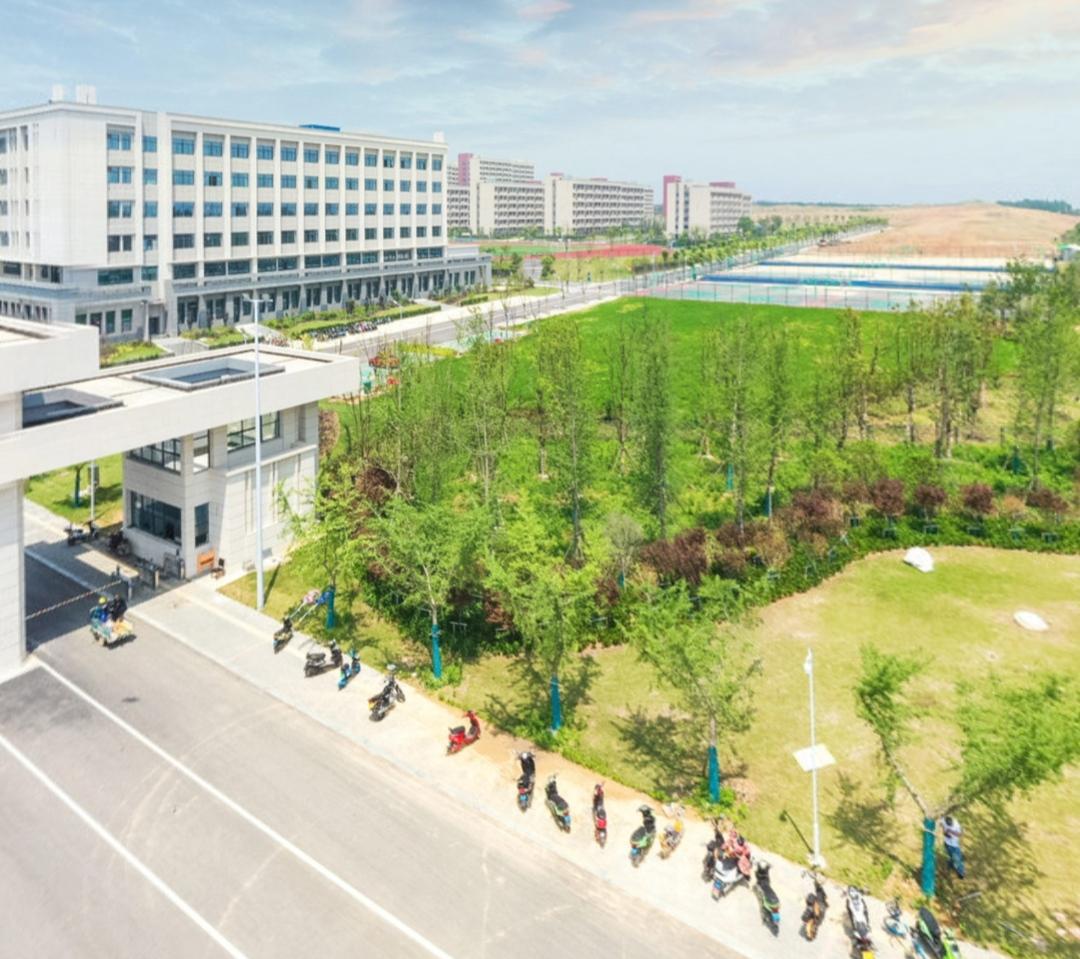 说真的，现在年轻人一听到“衰老”两个字，比看到成都夏天的大太阳还慌，恨不能把“抗