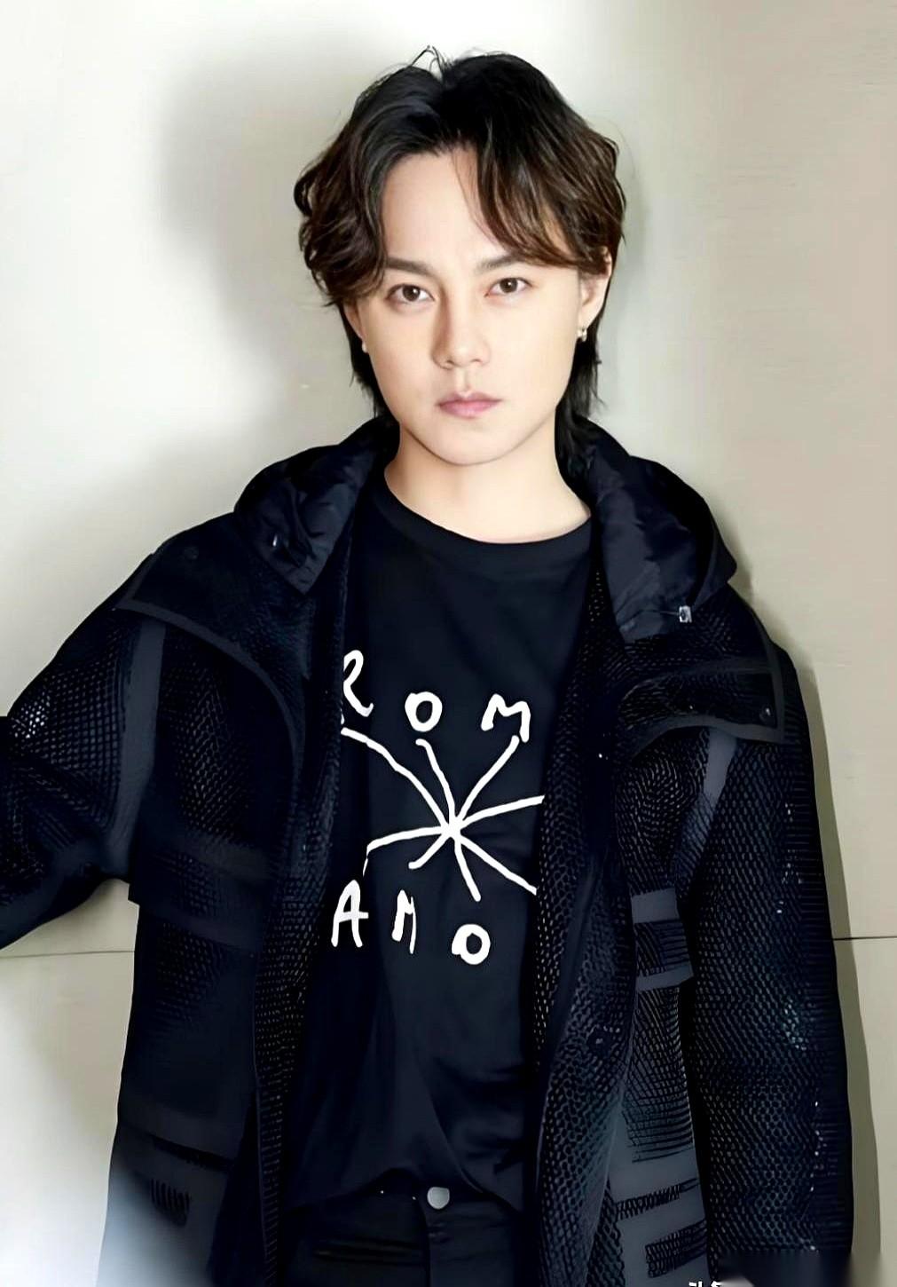 那演员叫尹正。他曾拿过专业摩托车赛事的冠军，车库里停满了心爱的坐骑。后来，他把