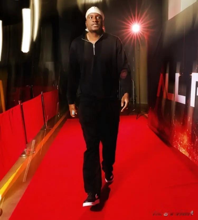 火箭中锋卡佩拉真是太没有得分欲望了！在今天火箭客场以105：101战胜黄蜂的比赛