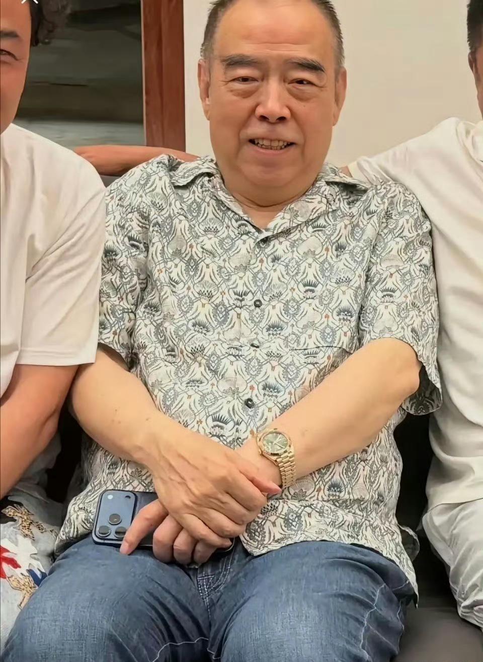 75岁的陈凯歌和亲戚合影也这么拘谨吗？感觉他比电视节目中显老很多。在片场、节