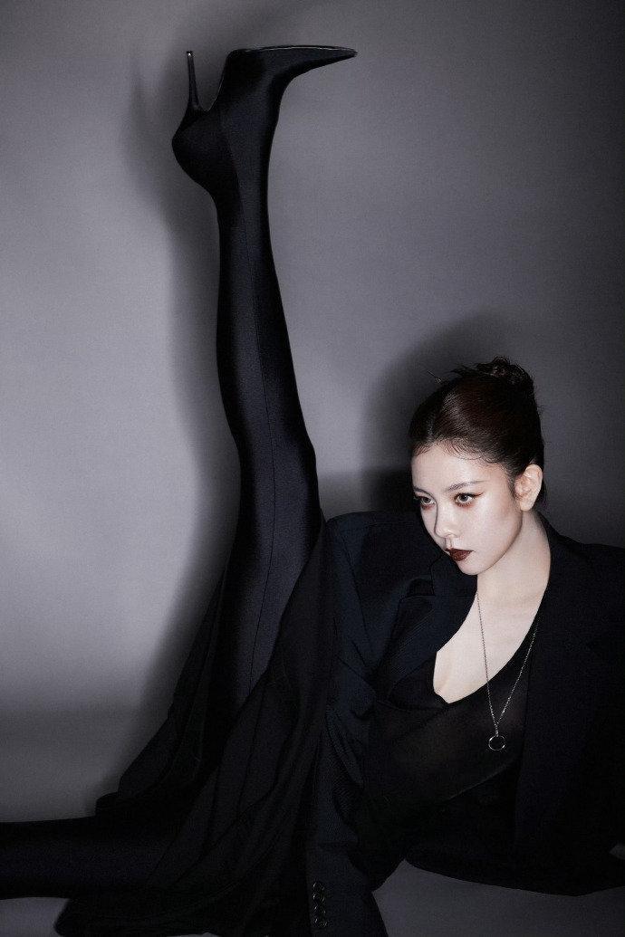 黑丝美腿专题——宋妍霏暗黑系🐍🐍🐍#宋妍霏##宋妍霏腰身比#​