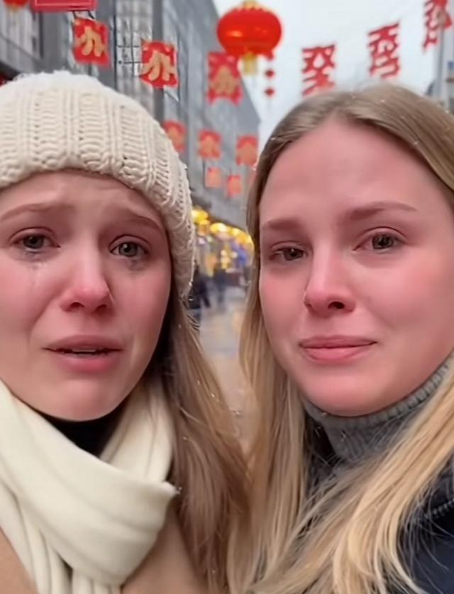两位乌克兰美女在大街上对着镜头用中文哭着说：“因为战争，家人都在不了，我们来到中
