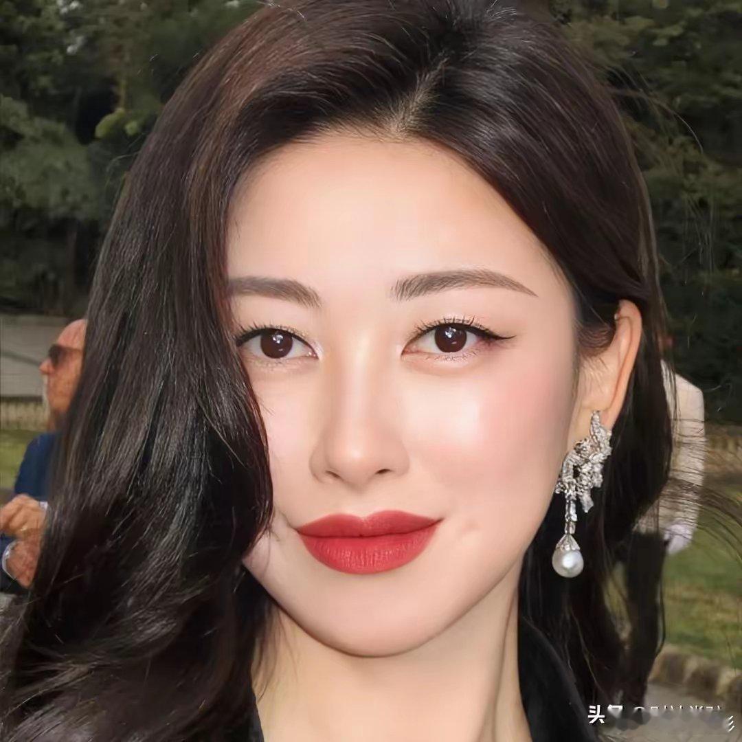 我闺蜜在线下见过朱珠，回来后偷偷跟我说，以后别再说朱珠是美女了，你是不知道，说她