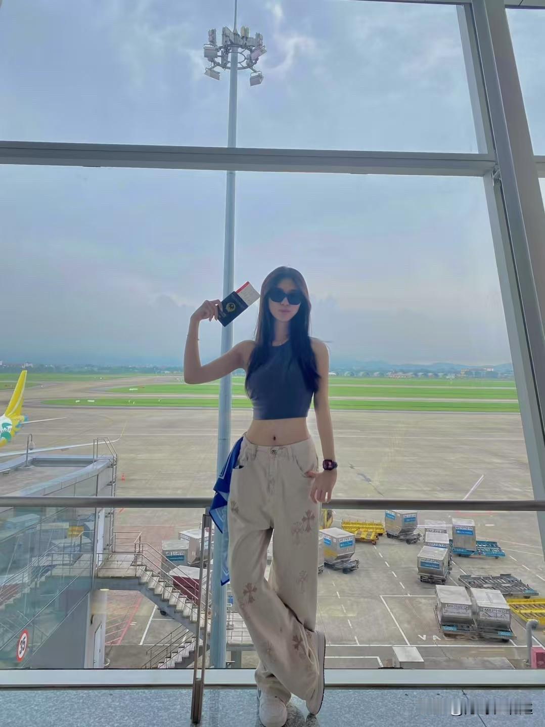 越南表妹热情让我有几分不适应昨天在PK球场偶遇两个越南妹子均为00后女大