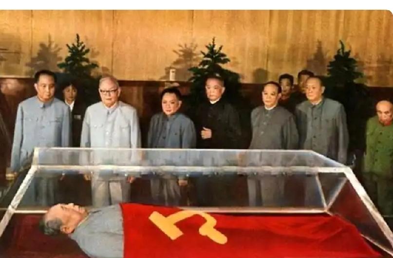 毛主席纪念堂落成，几位主要领导同志怀着对毛主席无比尊敬的心情，来到纪念堂瞻仰毛主