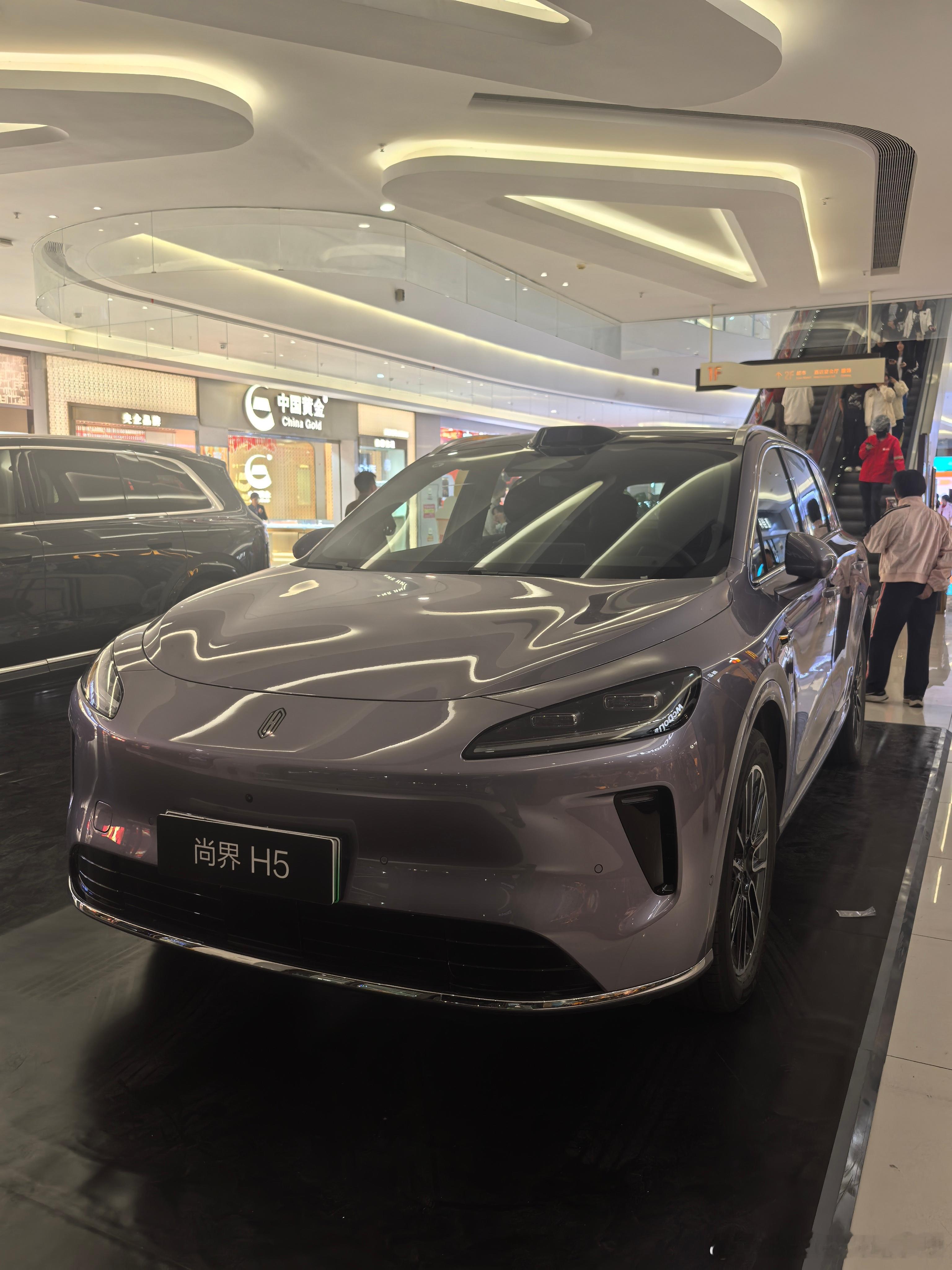 第一次看到尚界H5真车，感觉比较普通隔壁放着问界M8对比，真的是一个天一个地