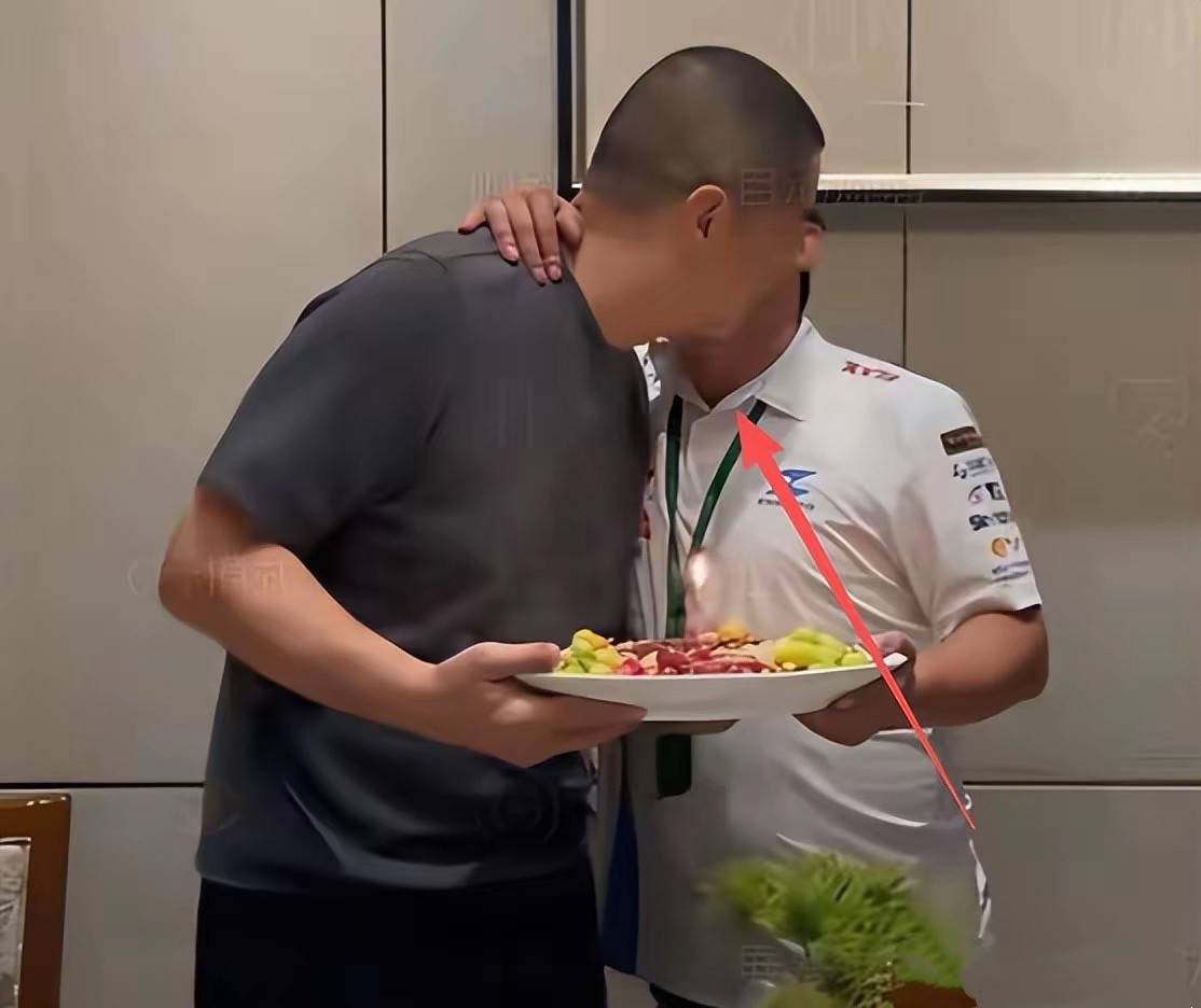 李亚鹏55岁生日好热闹，张雪热情索吻、搂着李亚鹏肩膀亲脸，这两个大男人的友情真让人羡慕！其实李亚鹏和