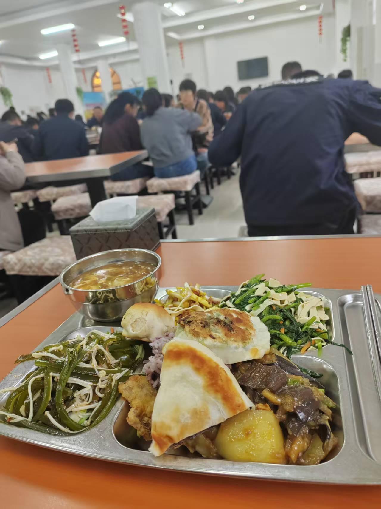 我觉得，一个人的饭量，决定了身体健康状况，甚至会决定人的寿命长短。尤其是老年群