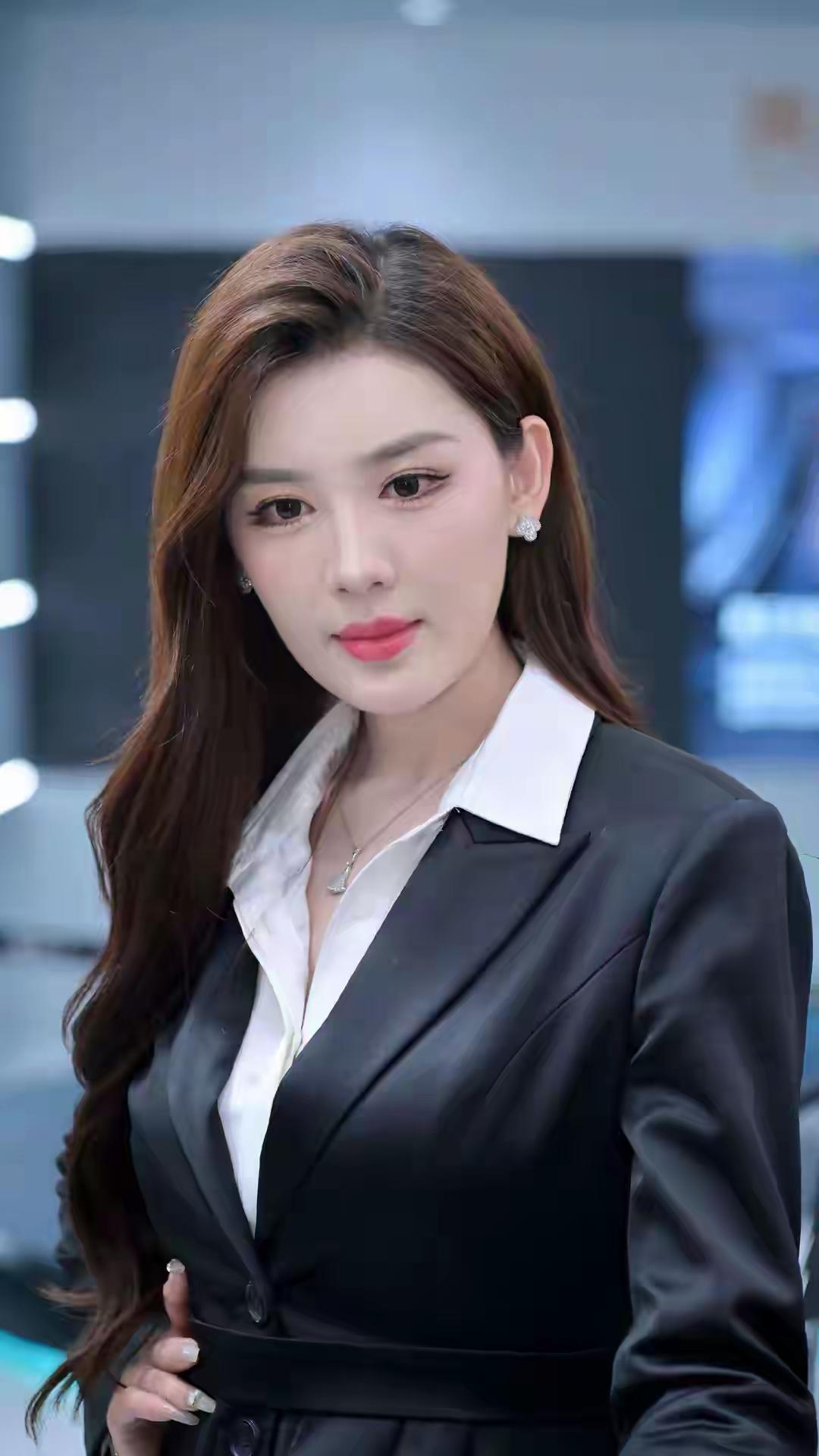 最近总刷到车模琳琳，她的身材和颜值真的太能打了。每次车展上，她往车旁一站，那气质