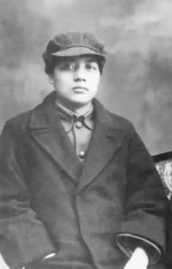 1984年，贺子珍病逝，给她送行的人群中，有一男子不停大声哭喊着四个字，