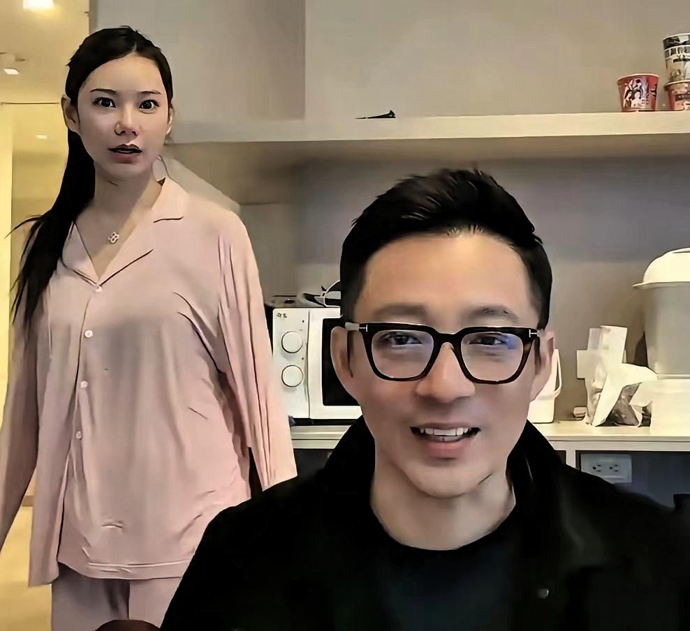 北京总是吵，马筱梅没动。她发那些图片，大家都在猜。是不是想搬家，还是为了流量，谁