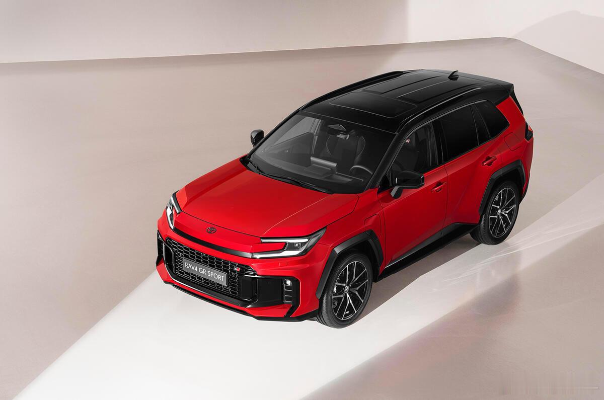 全新丰田RAV4，第六代RAV4外观上并没有什么惊喜，轮眉非常有棱角，外观更像是