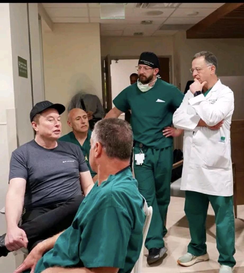 发福的马斯克，穿着休闲挺接地气的；他西装革履，迈着六亲不认的步伐，不失霸道总裁