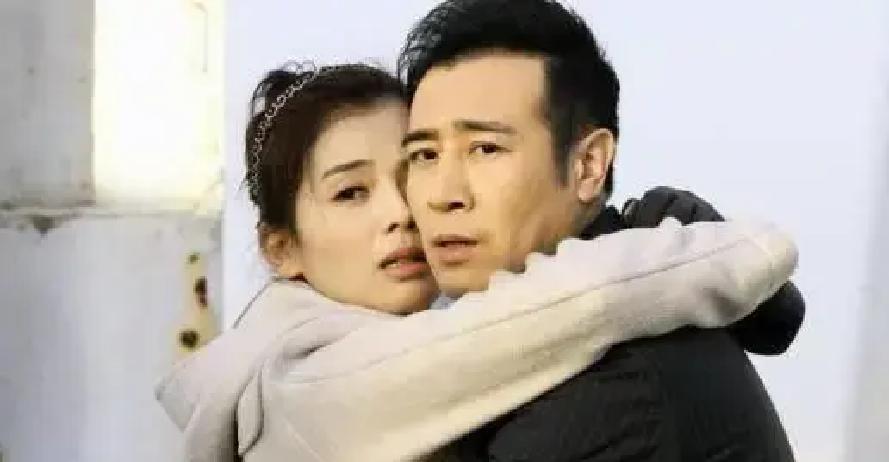 2014年，吻戏镜头还差三秒开机，于和伟突然举手：停。他直奔洗手间漱口，回来