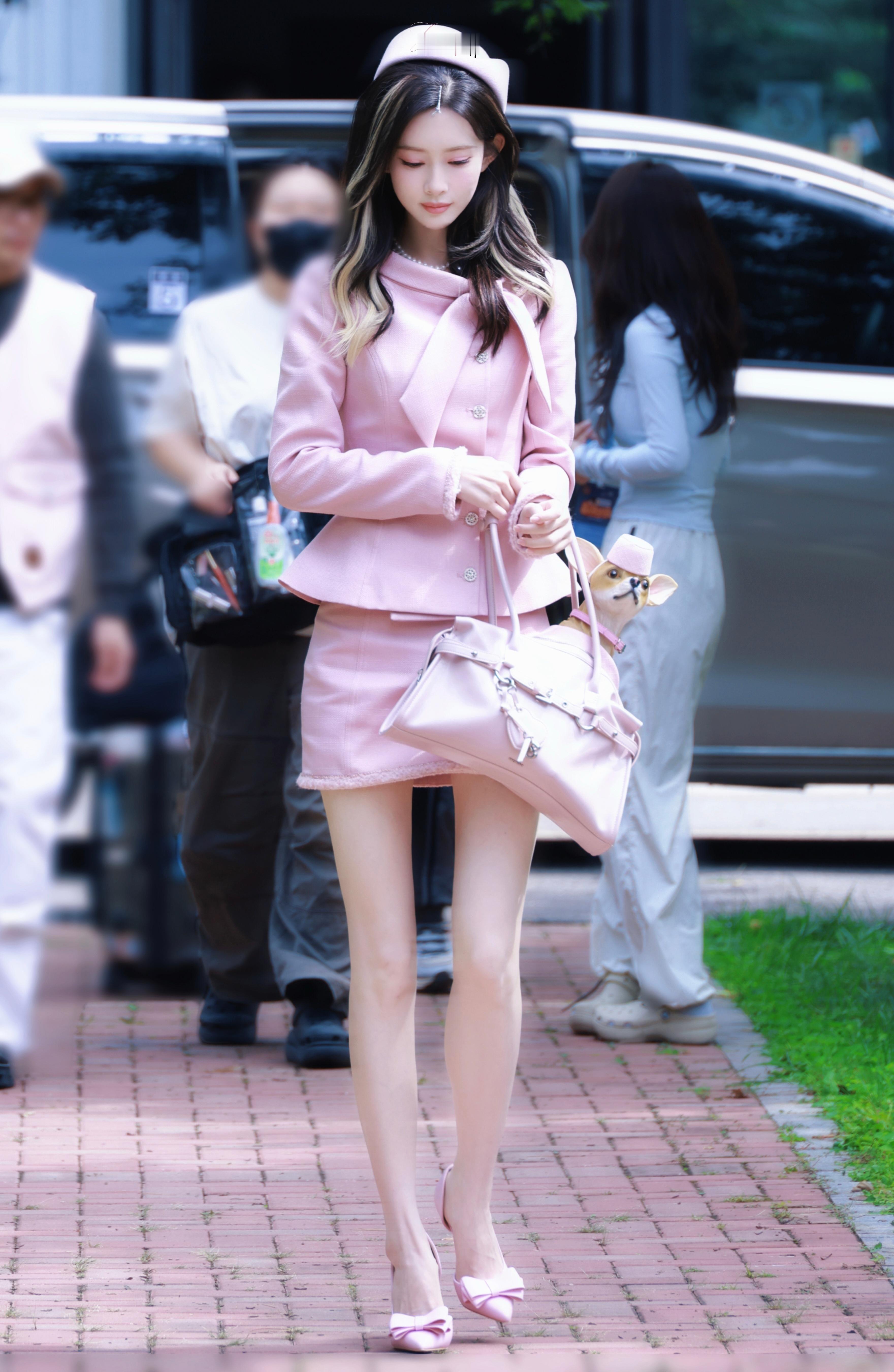 孟子义草莓大福发一组粉色的孟孟，欢迎大家来预约孟子义待播剧🌺