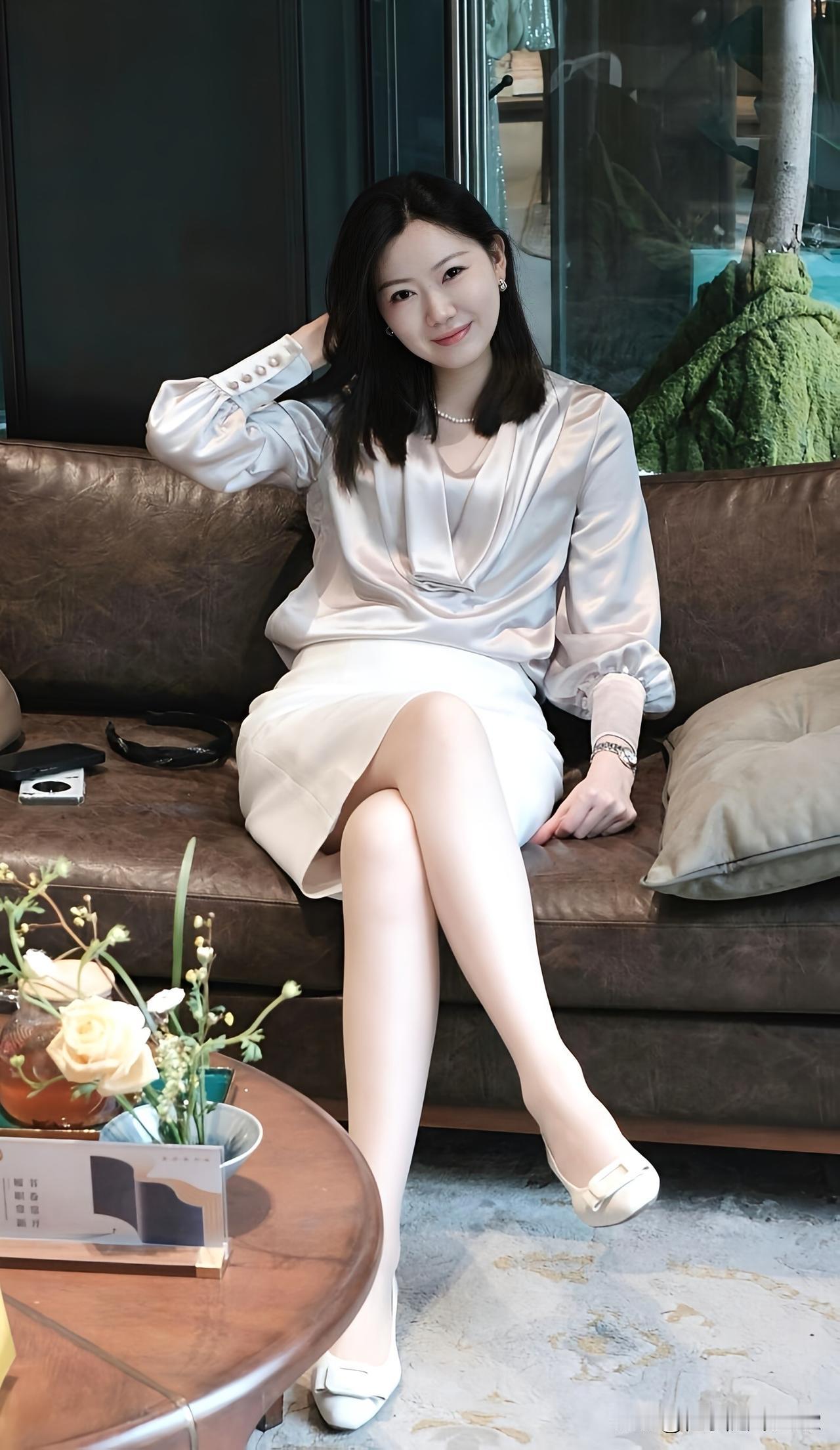 优雅白裙穿搭，精致下午茶时光