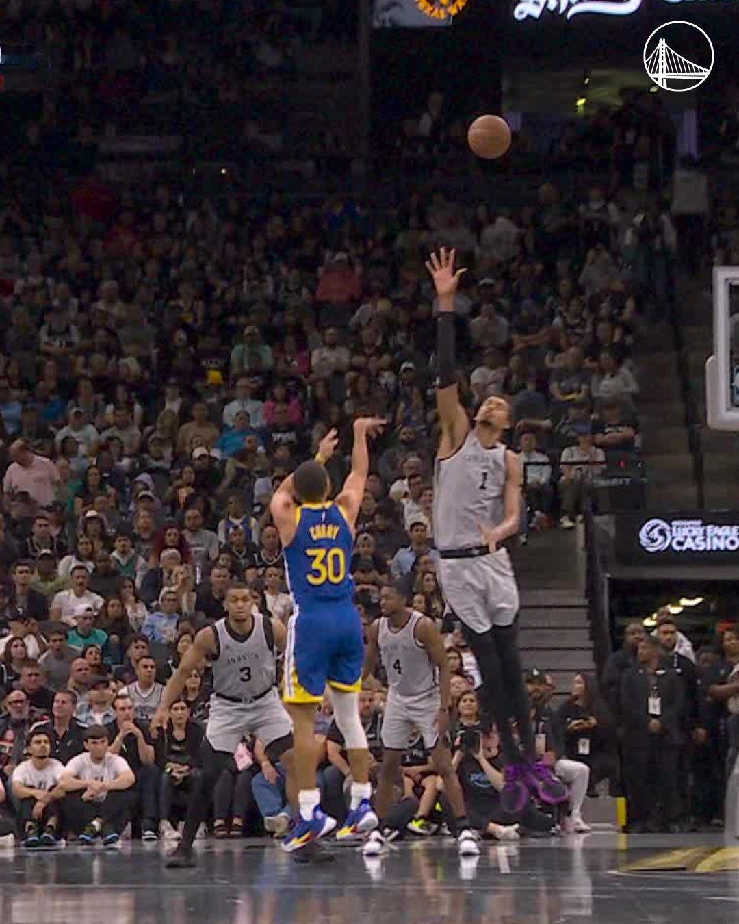 文班这防守范围太逆天了不过库里还是进了，一个赛一个非人哉