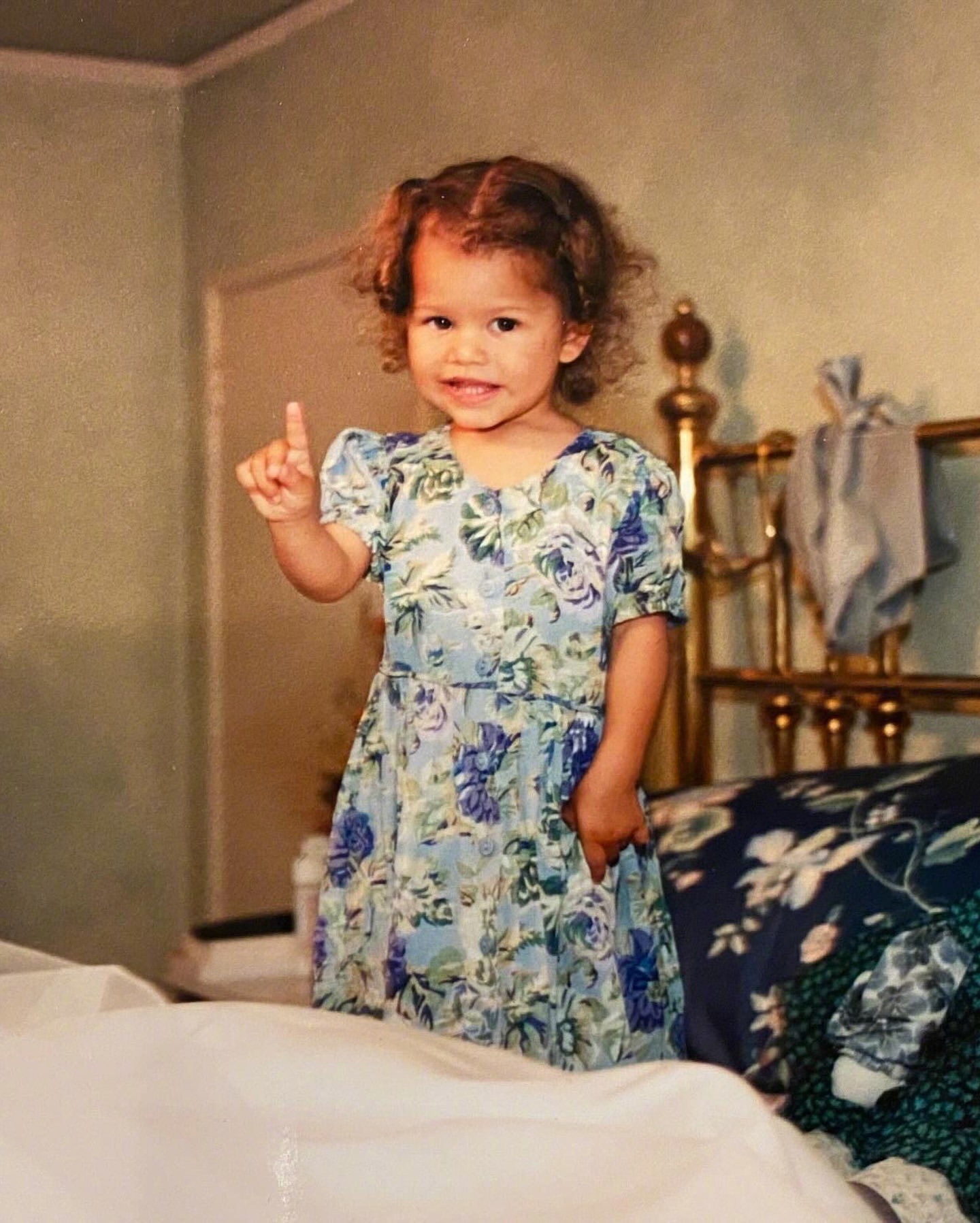 欧美八卦新闻赞达亚Zendaya近日在访谈中透露，她与丈夫荷兰弟已达成共识，