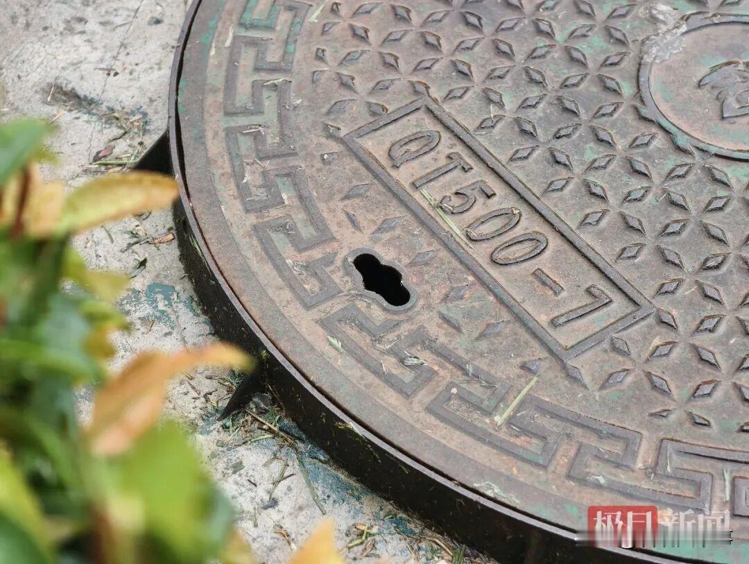 太不对劲了！陕西西安，有网友路过雁塔区大雁塔北广场步行街时，偶然发现异常。一名女
