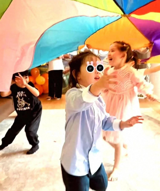 向佐儿子生日曝光👶郭碧婷基因强大，儿女颜值各有千秋！
